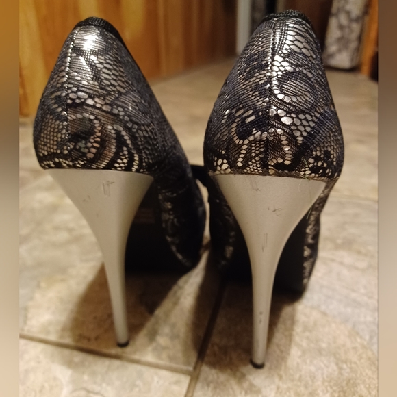Black and Silver Lace Peep Toe Heels With Bow Size 7 1/2 - Picture 9 of 11